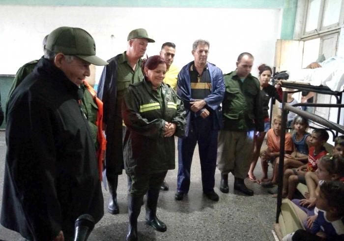 Pardo Guerra se interesó por las condiciones de los evacuados, y aseguró que los pinareños tienen 
experiencia ante este tipo de contingencias. foto: ronald suárez rivas