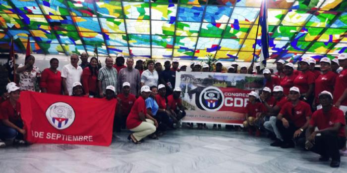 Abanderan delegación que participará en X Congreso de los CDR