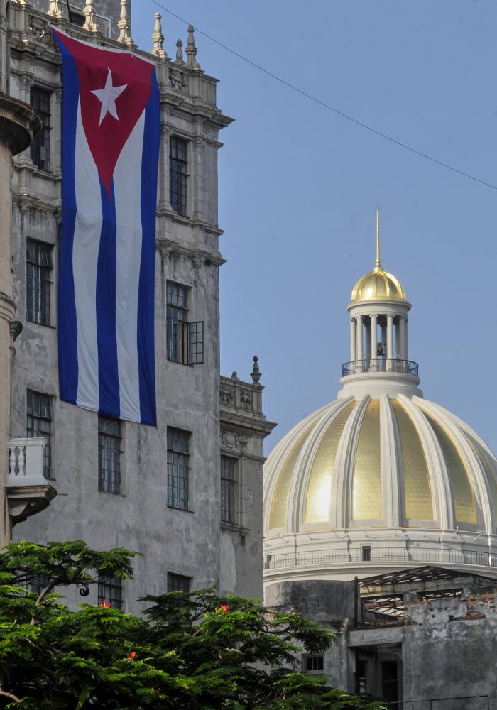 Bandera cubana y Capitolio de La Habana