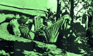 Fidel leyendo en la Sierra Maestra