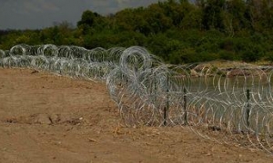Alambre de púas en las orillas del Río Grande