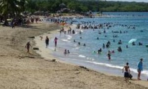 Balneario de Rancho Luna, en Cienfuegos, recibe a miles de veraneantes 