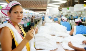 Trabajadora de la industria del vestido en una fábrica en Nicaragua