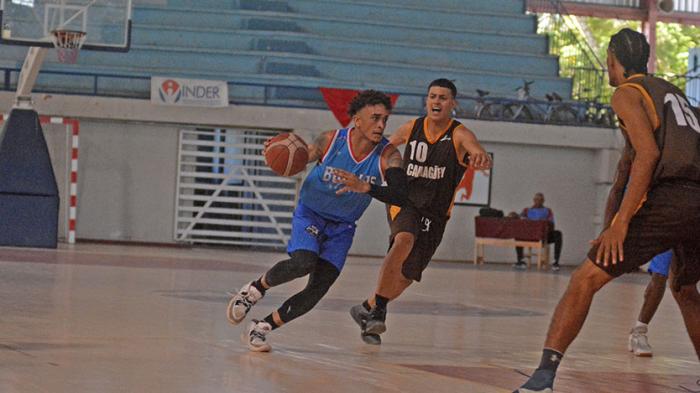 Yaser Rodríguez, con el balón, en modo indetenible