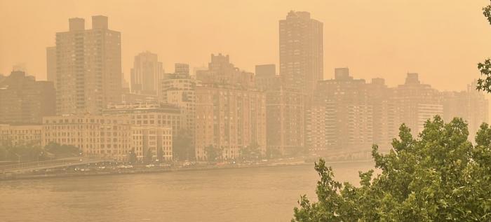 A principios de junio de 2023, fuertes vientos llevaron el humo de los incendios forestales de Canadá a la ciudad de Nueva York