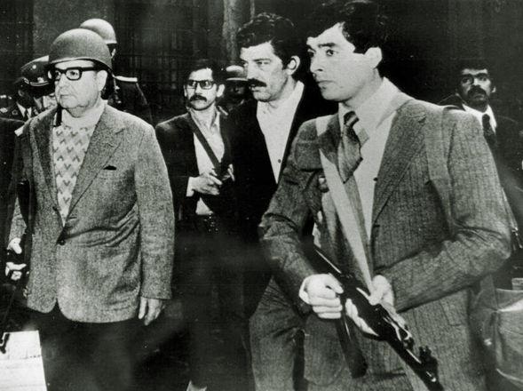 Última foto conocida del presidente, lo protege Luis Rodriguez, atras el doctor D. Bartulin y el capitan Muñoz