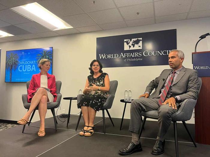 La jefa de la Misión de Cuba en Estados Unidos, Lianys Torres, y segundo jefe de la representación cubana, Alejandro García