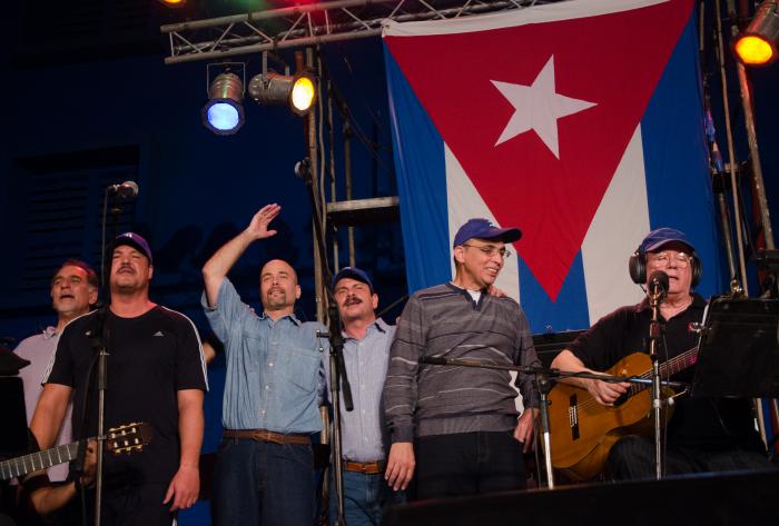 Concierto 62 de la gira de Silvio Rodríguez por los barrios, en esta ocasión celebrando el regreso de los Cinco Héroes prisioneros en Estados Unidos, en el parqueo del Estadio Latinoamericano.