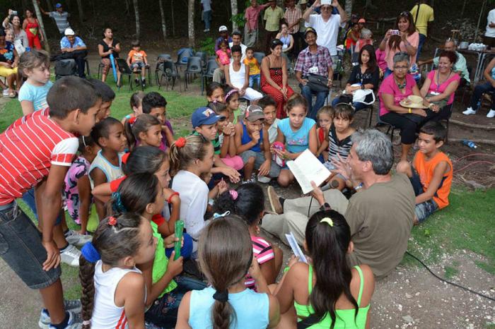 Niños disfrutan del recital de versos ofrecido en la comunidad El Plátano, de la Sierra Maestra
