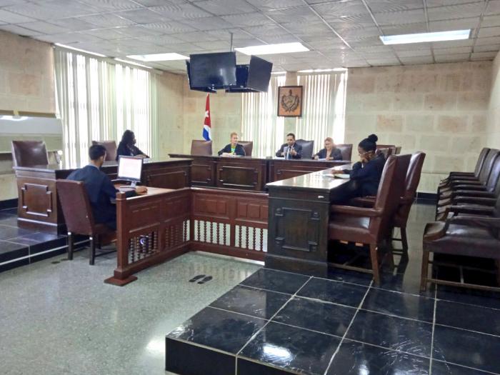 En los primeros años de la Revolución en el poder, el Comandante en Jefe concibe llevar a la práctica la idea de introducir formas revolucionarias de participación del pueblo en la administración de justicia. 
foto: Cortesía del Tribunal Supremo Popular