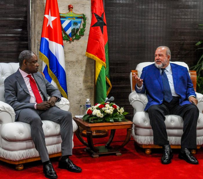 Conversaciones oficiales entre el 1er Ministro de Cuba, Manuel Marrero Cruz y el 1er Ministro de Guinea Bisao, Geraldo Joao Martins, de visita en Cuba por motivo de la Cumbre del G77 y China, a celebrar en la Habana Cuba