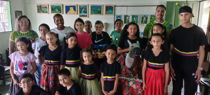 Quienes visiten la Casa Comunal de La Enriquera, podrán ver sus paredes abarrotadas con exposiciones de cuadros y manualidades. Foto de la autora