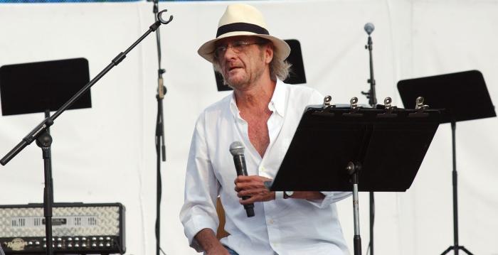 Concierto Paz sin Fronteras en la Plaza de la Revolución, lidereado por Juanes.    
Luis Eduardo Aute