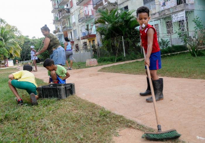 Domingo Rojo, trabajo voluntario de los vecinos del CDR No. 4 de la circunscripción 1, zona 121 del reparto Naroca, Boyeros.