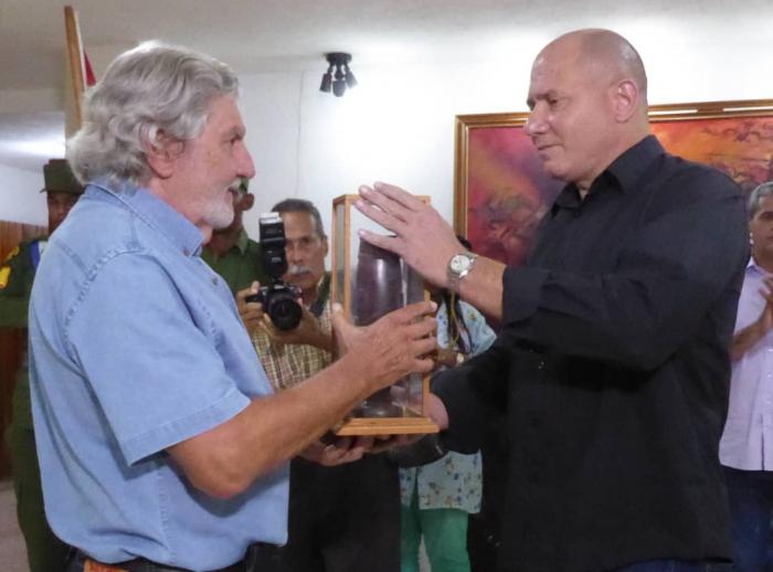 Villa Soberón recibe el símbolo de Guantánamo