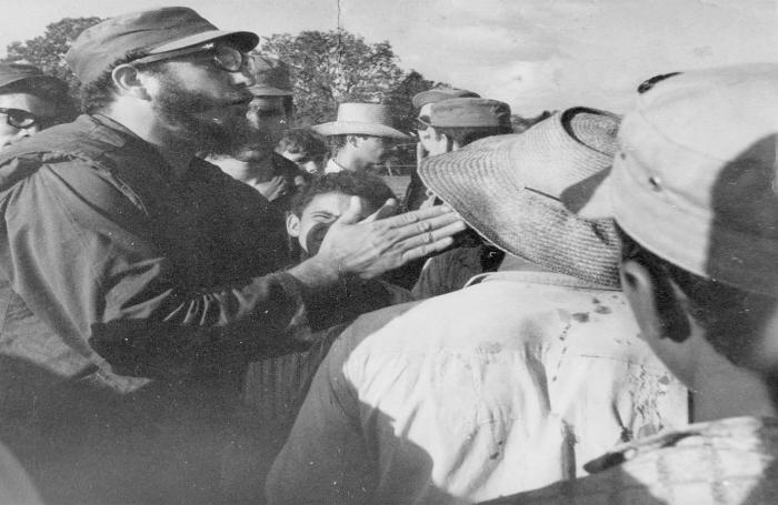 «Pero nuestro pueblo se levantará de ese duro revés», sentenció Fidel, al analizar los severos daños provocados al país por el paso del devastador ciclón Flora. FOTOS: PERIÓDICO REVOLUCIÓN  