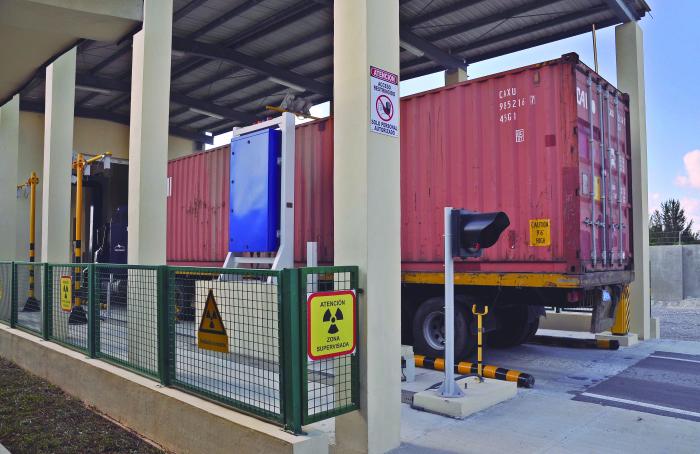 Recorrido por la terminal de contenedores de Mariel, en la foto escaner de contenedores para detectar radiaciones operado por la Aduana de la Repùblica