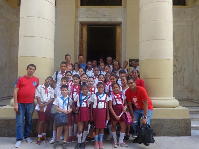 Escolares en la entrada del Tribunal Supremo Popular