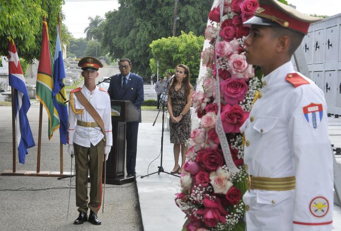 Ofrenda floral del personal diplomático a los caídos en el sabotaje del avión de cubana en Barbado.