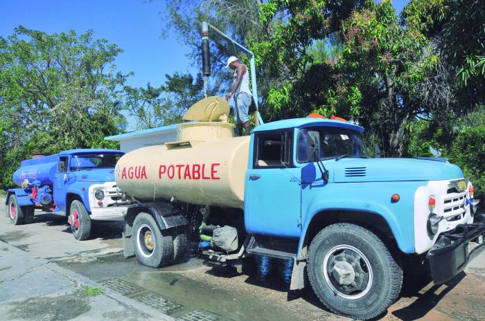 Recorrido  por  donde los trabajadores de Aguas de la Habana estan trabajando,pipas de agua