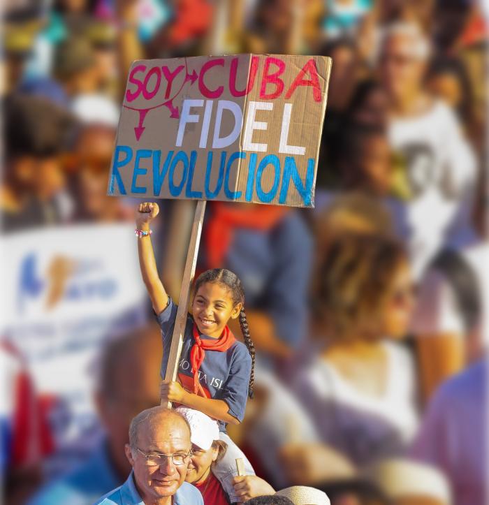 Los trabajadores cubanos inspirados en el concepto de Revolución expresado por Fidel, precisamente el 1ro. de mayo del año 2000,