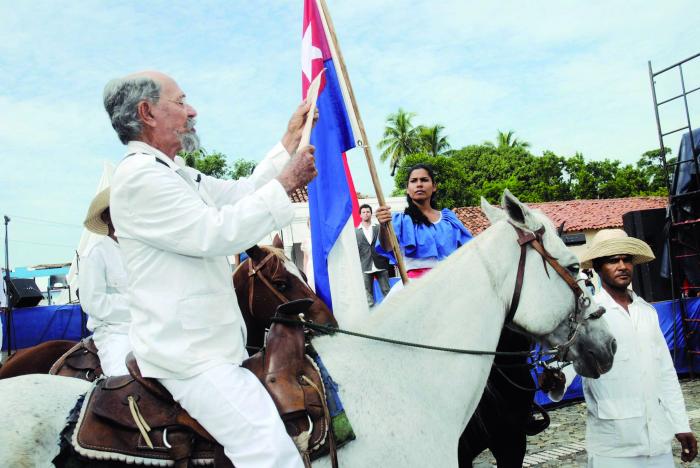 Actor escenifica el momento en que Pedro Figueredo Cisneros (Perucho), da lectura a la letra del que se convertiría en Himno Nacional, en la celebración por el Día de la Cultura Cubana, 