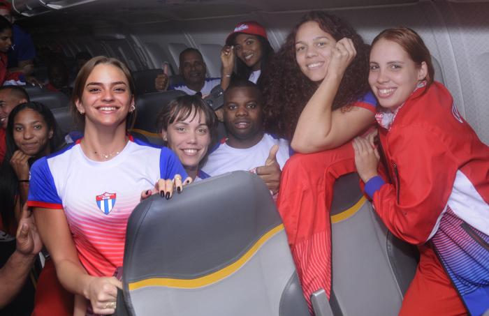 Delegación cubana en el avión rumbo a Santiago de Chile para los XIX Juegos Panamericanos 
