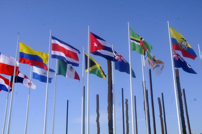 Isamiento de las banderas de las delegciones de los paisesque paticipan en los XIX Juegos Panamericanos 