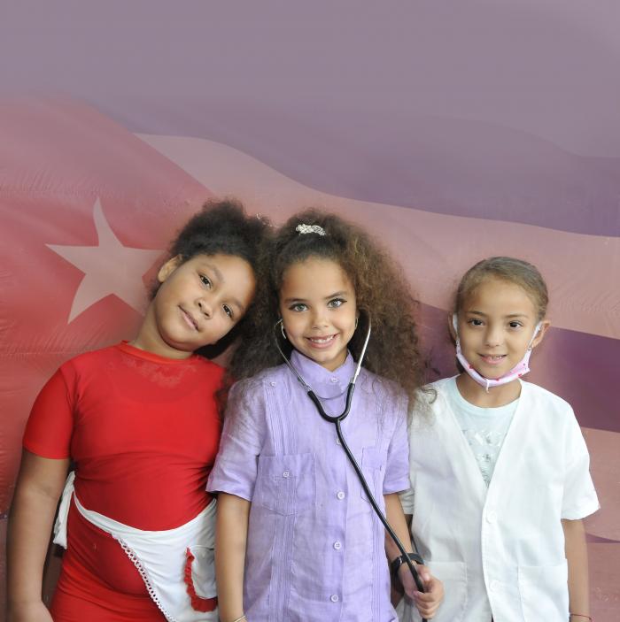 Actividad por el 4 de abril, Escuela Primario Patricio Lumumba,niñas felices en Cuba.