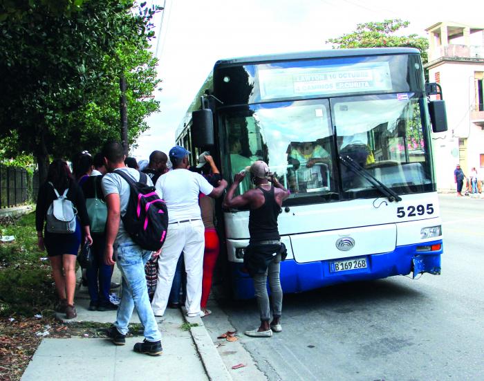 La Habana, su transporte y gente.