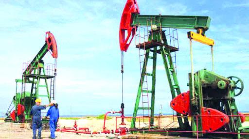 La vida profesional del doctor Gustavo Echevarría Rodríguez ha estado íntimamente vinculada al nacimiento y desarrollo de la industria petrolera cubana. foto: ACN 	