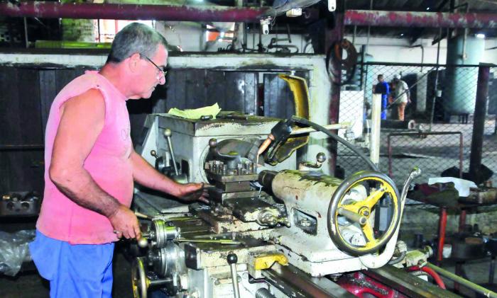 Las iniciativas de los miembros de la Asociación Nacional de Innovadores y Racionalizadores en el central constituyen un apoyo fundamental en la confección de piezas y agregados. foto: Juan Pablo Carreras 