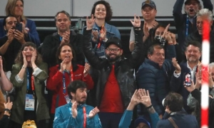 El Presidente Boric, como uno más en las gradas