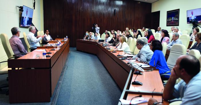 Por la relevancia del Programa analizado en el encuentro, el Presidente Díaz-Canel habló de darle seguimiento al tema de la actualización. foto: Estudios Revolución