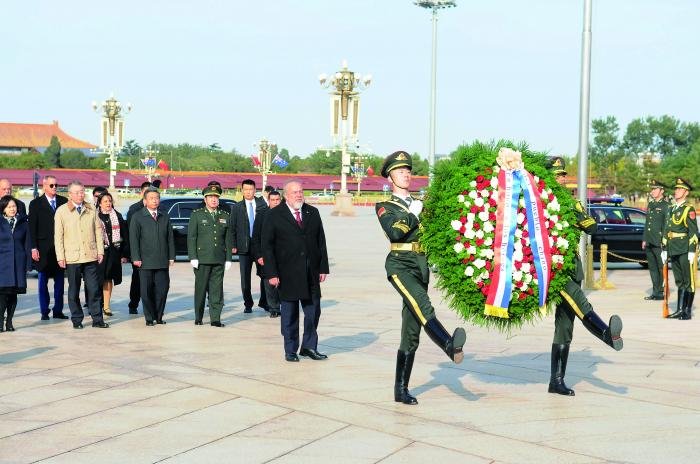 En la emblemática Plaza Tiananmen, el primer ministro, Manuel Marrero Cruz, colocó una ofrenda floral en tributo a los héroes del pueblo chino. foto: estudios revolución