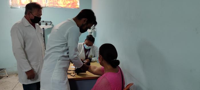 El programa de formación de Medicina Integral Comunitaria inserta a los estudiantes en la comunidad desde primer año. FOTO DE LA AUTORA