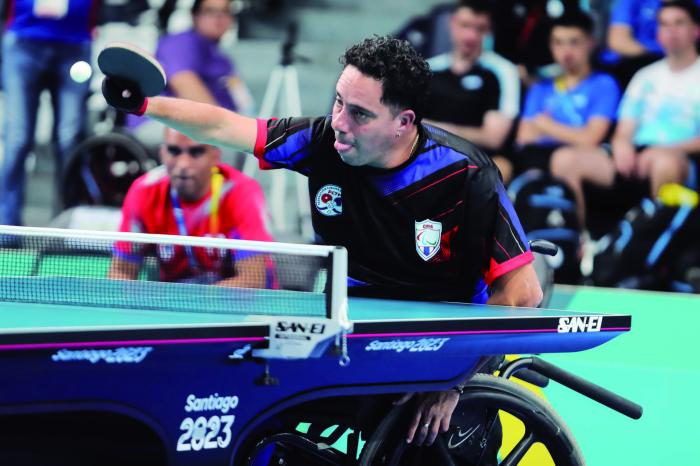 Yunier Fernández, de Cuba, compite en la ronda de grupos del para tenis de mesa de los VII Juegos Parapanamericanos Santiago 2023