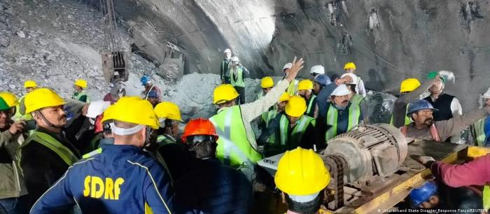 Los rescatistas trabajan contrarreloj