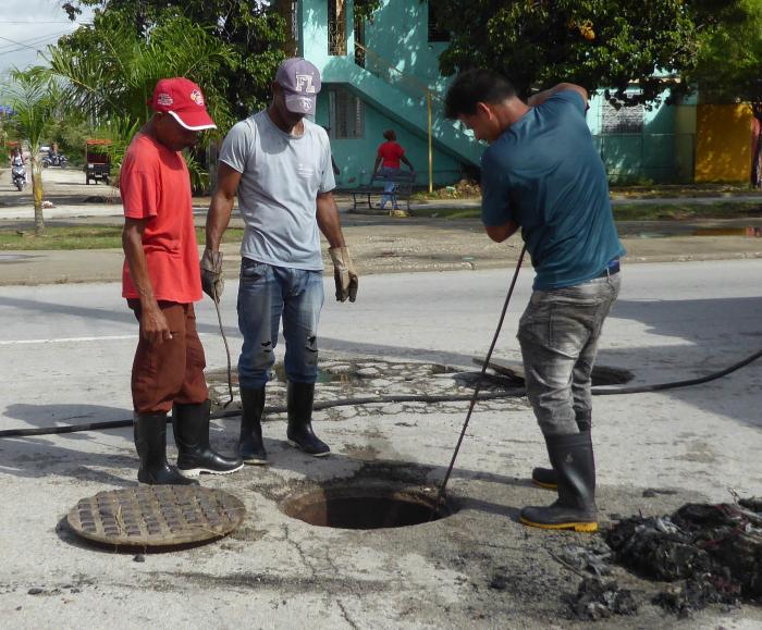 La destupición de registros, tragantes y alcantarillados obstruidos continúa en Guantánamo y Caimanera.