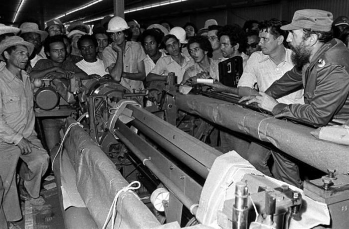Fidel Castro en la Empresa textil Desembarco del Granma
Fid18910