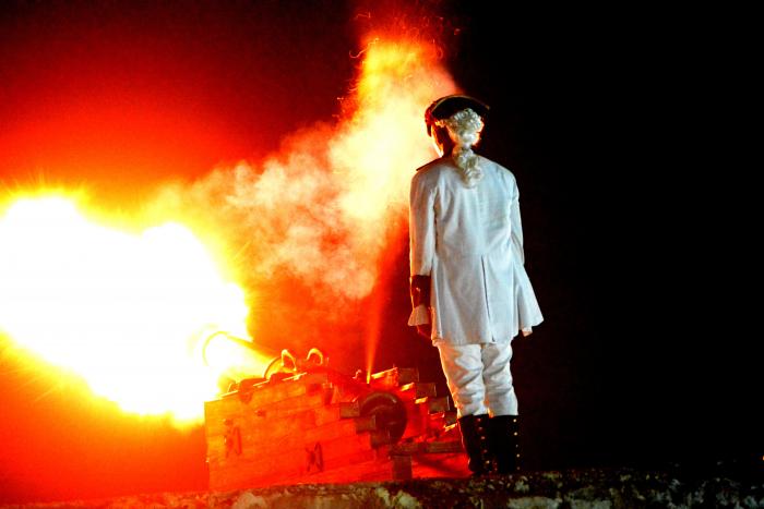 Ceremonia del cañonazo de las 9 de la noche desde la fortaleza de La Cabaña, en el parque historico militar Morro Cabaña, en La Habana.