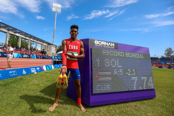 Robiel Yankiel Sol Cervantes, de Cuba, compite en la final del salto de longitud T47 del atletismo de los VII Juegos Parapanamericanos Santiago 2023,