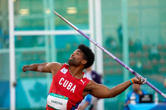 Guillermo Varona González, de Cuba, compite en la final del lanzamiento de la jabalina F46 durante el atletismo de los VII Juegos Parapanamericanos Santiago 2023