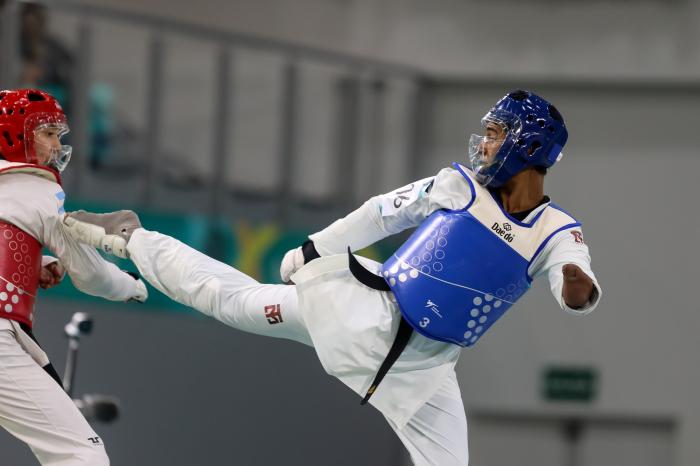 Marco Antonio Mayor Rodríguez (peto azul), de Cuba, combate en 63 kg por la medalla de bronce del taekwondo de los VII Juegos Parapanamericanos Santiago 2023