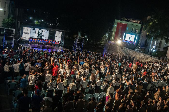 Velada cultural por el 7mo aniversario de la desaparición física del Comandante Fidel Castro Ruz en la escalinata de la universidad de la Habana.