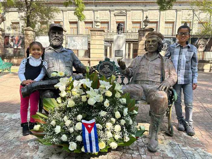 En México, una ofrenda floral se colocó a los pies de una escultura del Comandante en Jefe. foto: Prensa Latina