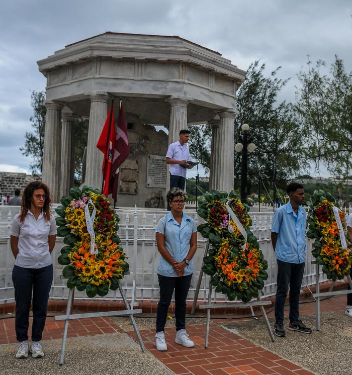 Homenaje a los 8 estudiantes de medicina en el mausoleo de la punta, precidido por Roberto Morales Ojeda, Secretario de organizacion del PCC