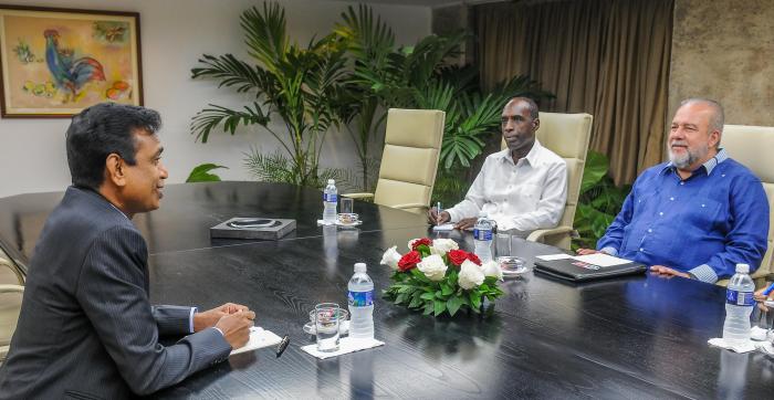 El Primer Ministro de Cuba, Manuel Marrero  Cruz recibe en la sede del Consejo de Ministros al Sr embajador de la India, Sarvesvaran Janakiraman