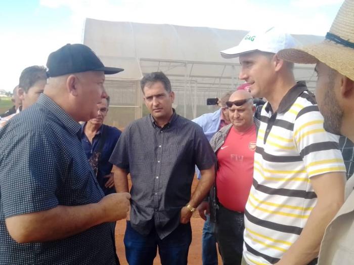 Jorge Luis Tapia Fonseca, vice primer ministro de la República de Cuba, en un área de la UEB Vegetales, de Empresa Agroindustrial Ceballos