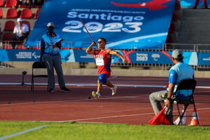 Ever René Castro Martínez, de Cuba, compite en la final de lanzamiento de jJabalina F41 en el atletismo de los VII Juegos Parapanamericanos Santiago 2023